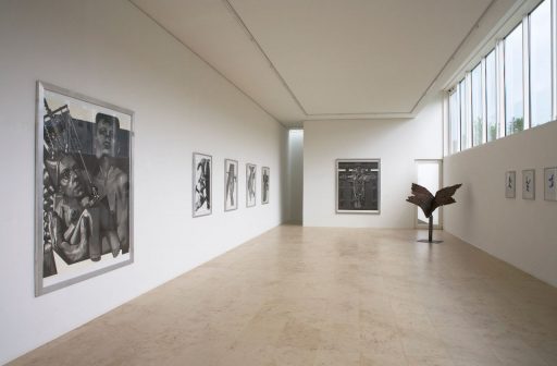 innenansicht galerieräume niederalfingen mit zeichnungen von peter könig und einer skulptur von emil cimiotti