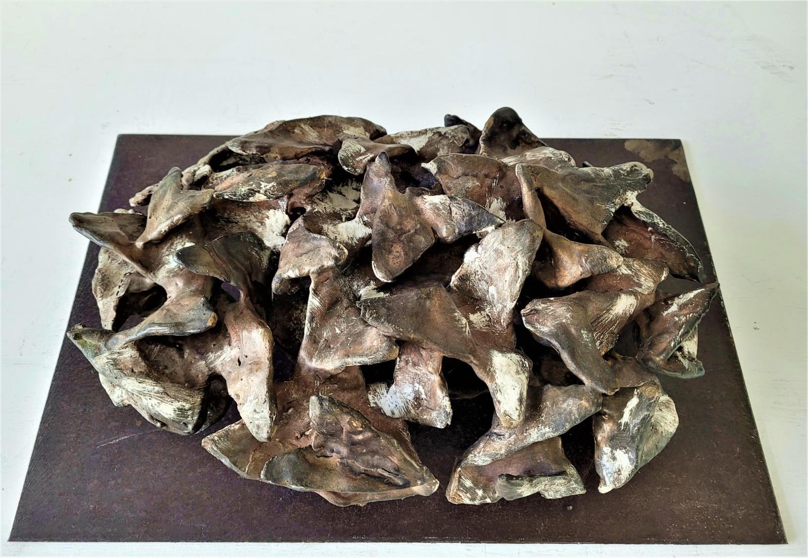 Emil Cimiotti, Strukturen, Oval, 1994, Bronze, gussrau mit Spuren von Bemalung, auf Eisenplatte, 27 cm x 10,5 cm x 14 cm, Preis auf Anfrage, SüdWestGalerie