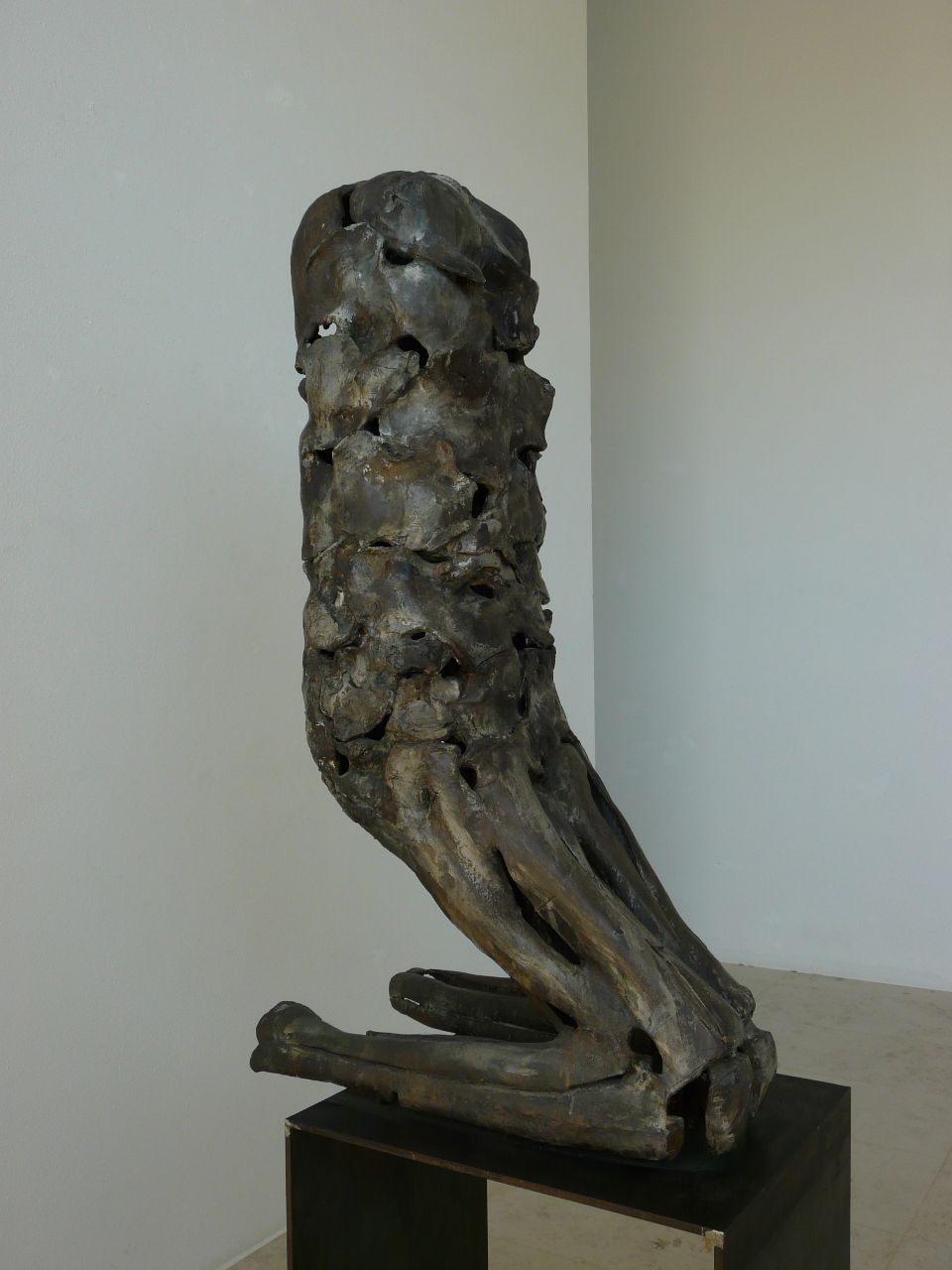 Emil Cimiotti, Kniende, 1983, Bronze, gussrauh, auf Stahl, teilweise bemalt, 191 x 44  x 67 cm, - verkauft!