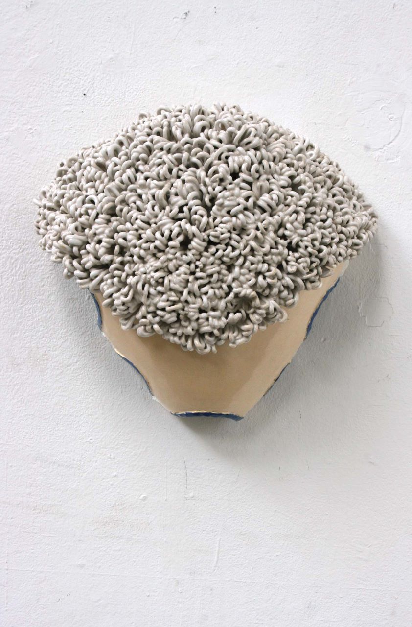 Stephan Hasslinger, Perrücke, 2006, Keramik und Glasuren, 30 cm x 30 cm x 20 cm, Preis auf Anfrage