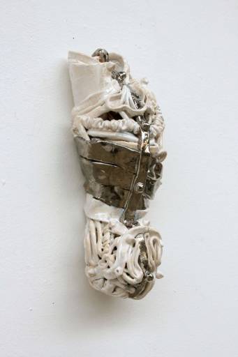Stephan Hasslinger, SMX Korsettwickel, 2011, Keramik, Glasuren und Platin, 35 cm x 13 cm x 12 cm, Preis auf Anfrage