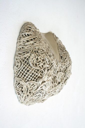 Stephan Hasslinger, Bustier (Seitenansicht), 2006, Keramik und Glasuren, 42 cm x 35 cm x 21 cm, Preis auf Anfrage, Galerie Cyprian Brenner