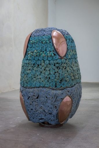 Stephan Hasslinger, Hamam II, 2018, Keramik und Glasuren, 140 cm x 65 cm  x 65 cm, Preis auf Anfrage, Galerie Cyprian Brenner