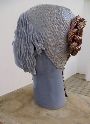 Stephan Hasslinger, Hybrid (Ansicht 3), 2021, Keramik, Glasuren und Platin, 52 cm x 32 cm x 42,5 cm, Preis auf Anfrage