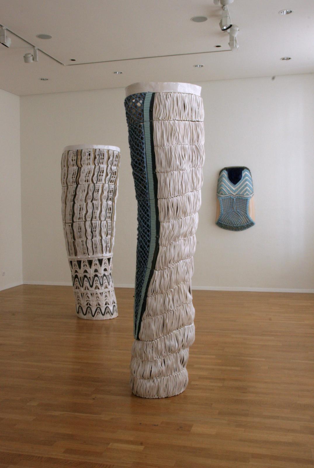 Stephan Hasslinger, ZIP und Lady Gaga (hinten), Keramik und Glasuren, 240 x 62 x 48 cm, Preis auf Anfrage