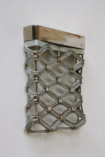 Stephan Hasslinger, Mesh-Platinstretch (Seitenansicht), 2006, Keramik, Platin und Lack, 70 cm x 49 cm x 10 cm, Preis auf Anfrage, Galerie Cyprian Brenner