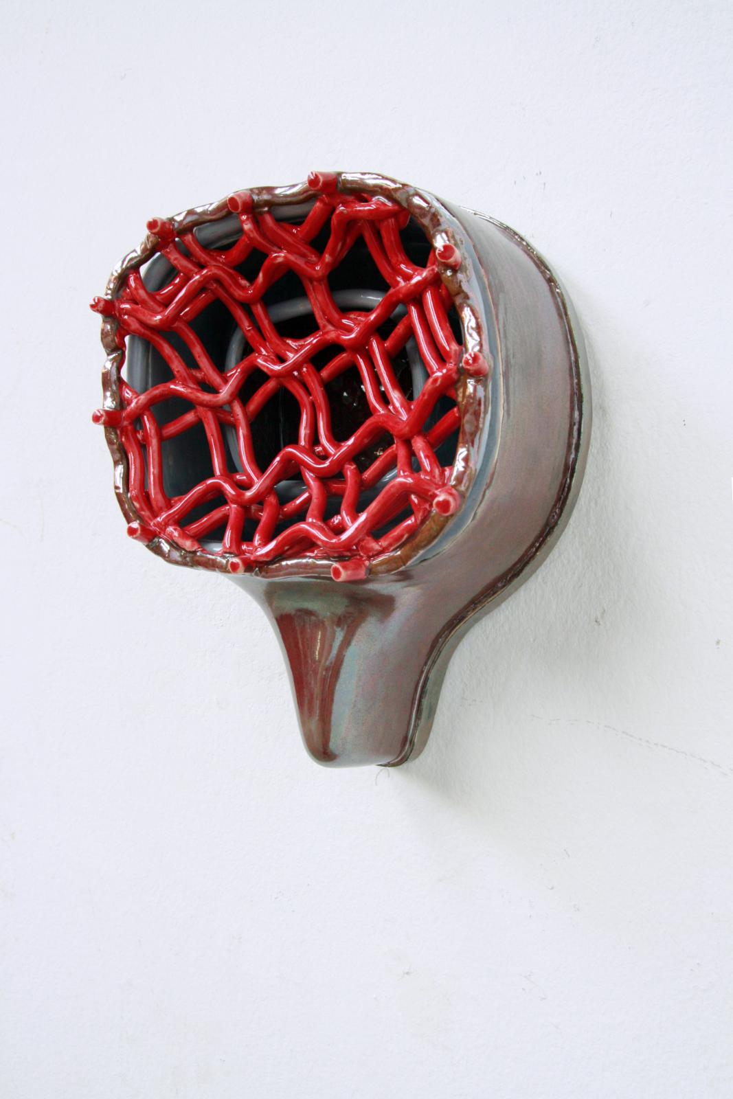 Stephan Hasslinger, Rear Light (seitenansicht), 2023, Keramik und Glasuren, 28 cm x 31 cm x 20 cm, Preis auf Anfrage , Galerie Cyprian Brenner