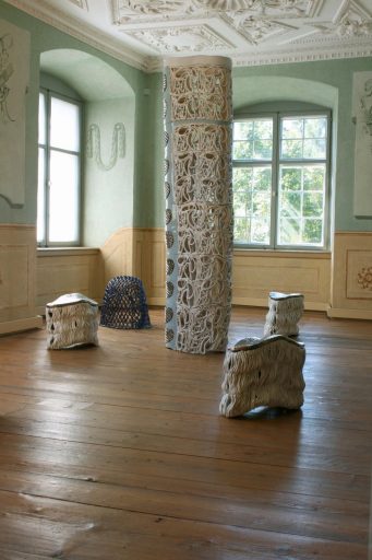 Stephan Hasslinger, Cryzolite in Schloss Achberg, Keramik und Glasuren, 255 cm x 60 cm x 65 cm, Preis auf Anfrage, Galerie Cyprian Brenner