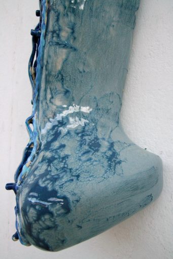 Stephan Hasslinger, Spyder Bumper (Detail), 2023, Keramik und Glasuren, 49 cm x 20 cm x 19 cm, Preis auf Anfrage, Galerie Cyprian Brenner, 