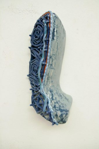 Stephan Hasslinger, Spyder Bumper, 2023, Keramik und Glasuren, 49 cm x 20 cm x 19 cm, Preis auf Anfrage, Galerie Cyprian Brenner