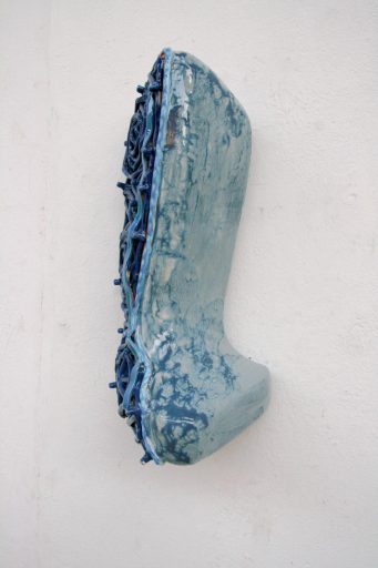 Stephan Hasslinger, Spyder Bumper (Seitenansicht), 2023, Keramik und Glasuren, 49 cm x 20 cm x 19 cm, Preis auf Anfrage, Galerie Cyprian Brenner
