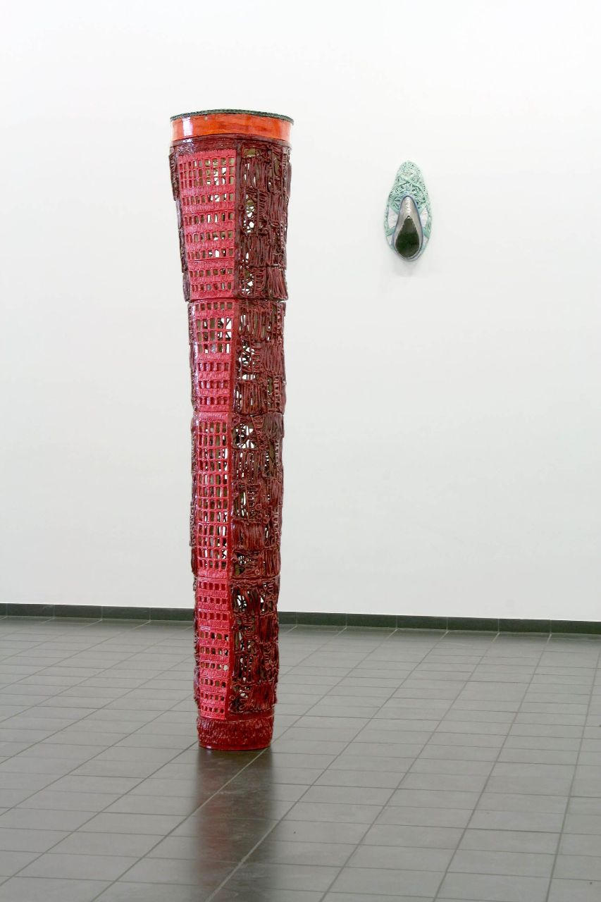 Stephan Hasslinger, Araignee, 2012, Keramik und Glasuren, 227 cm x 43 cm x 44 cm, , verkauft