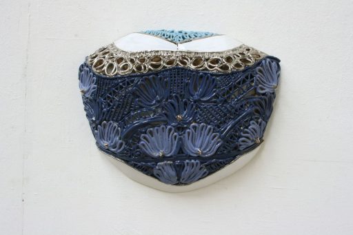 Stephan Hasslinger, Kartusche, 2013, Keramik, Glasuren, Platin, 30 cm x 42 cm x 18 cm, Preis auf Anfrage, 