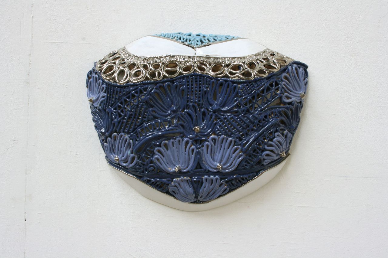 Stephan Hasslinger, Kartusche, 2013, Keramik, Glasuren, Platin, 30 cm x 42 cm x 18 cm, Preis auf Anfrage