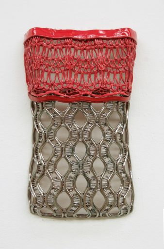 Stephan Hasslinger, Stretch Rouge, 2023, Keramik, Glasuren und Platin, 72 cm x 44 cm x 13 cm, Preis auf Anfrage, Galerie Cyprian Brenner 