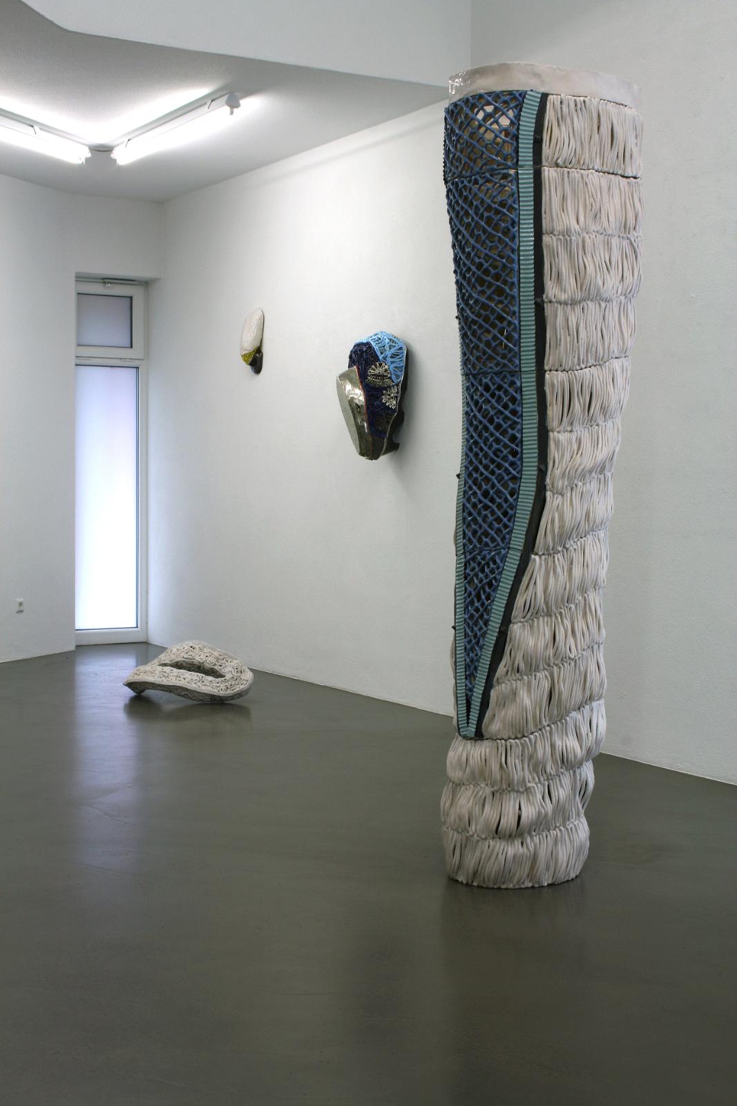 Stephan Hasslinger, ZIP, Keramik und Glasuren, 240 x 62 x 48 cm, Preis auf Anfrage