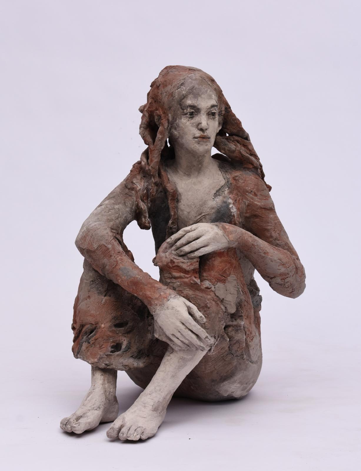Silvia Siemes, Detailansicht: gr. Sitzende, 2021, Terrakotta, H.: 72 cm, Preis auf Anfrage, sis012ko