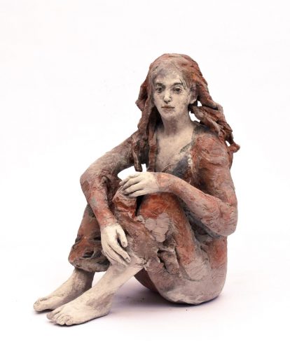 Silvia Siemes, Große Sitzende (Seitenansicht), 2021, Terrakotta gebrannt, Höhe 72 cm, Galerie Cyprian Brenner