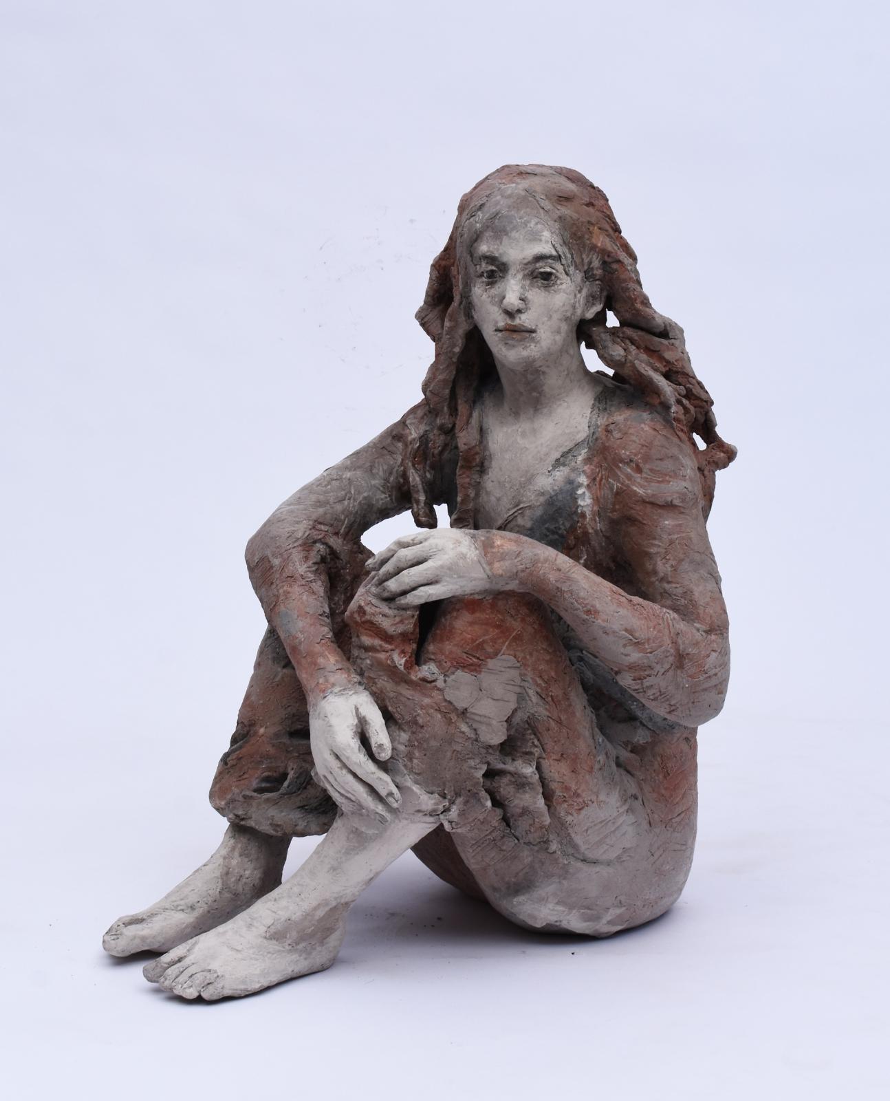 Silvia Siemes, gr. Sitzende, 2021, Terrakotta, H.: 72 cm, Preis auf Anfrage, sis012ko
