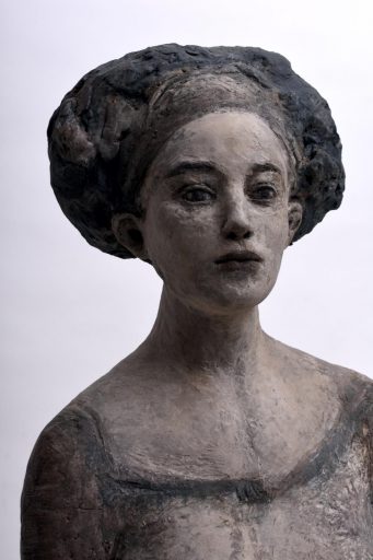 Silvia Siemes, Grosse Sitzende , 2019 , Terrakotta, gebrannt, Höhe: 87 cm (Ausschnitt), Galerie Cyprian Brenner, VERKAUFT! 