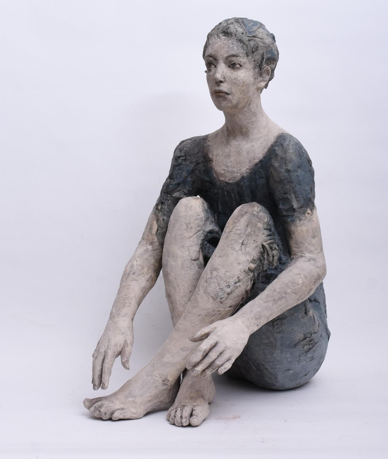 Silvia Siemes, Große Sitzende, Bleiben Warten, 2020, Terrakotta gebrannt, 73 cm, Preis auf Anfrage, SüdWestGalerie