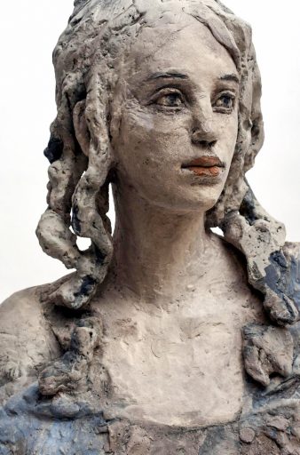 Silvia Siemes, Halbfigur (Detailansicht), 2020, Terrakotta, engobiert, Höhe: 85 cm, Preis auf Anfrage, sis001kü