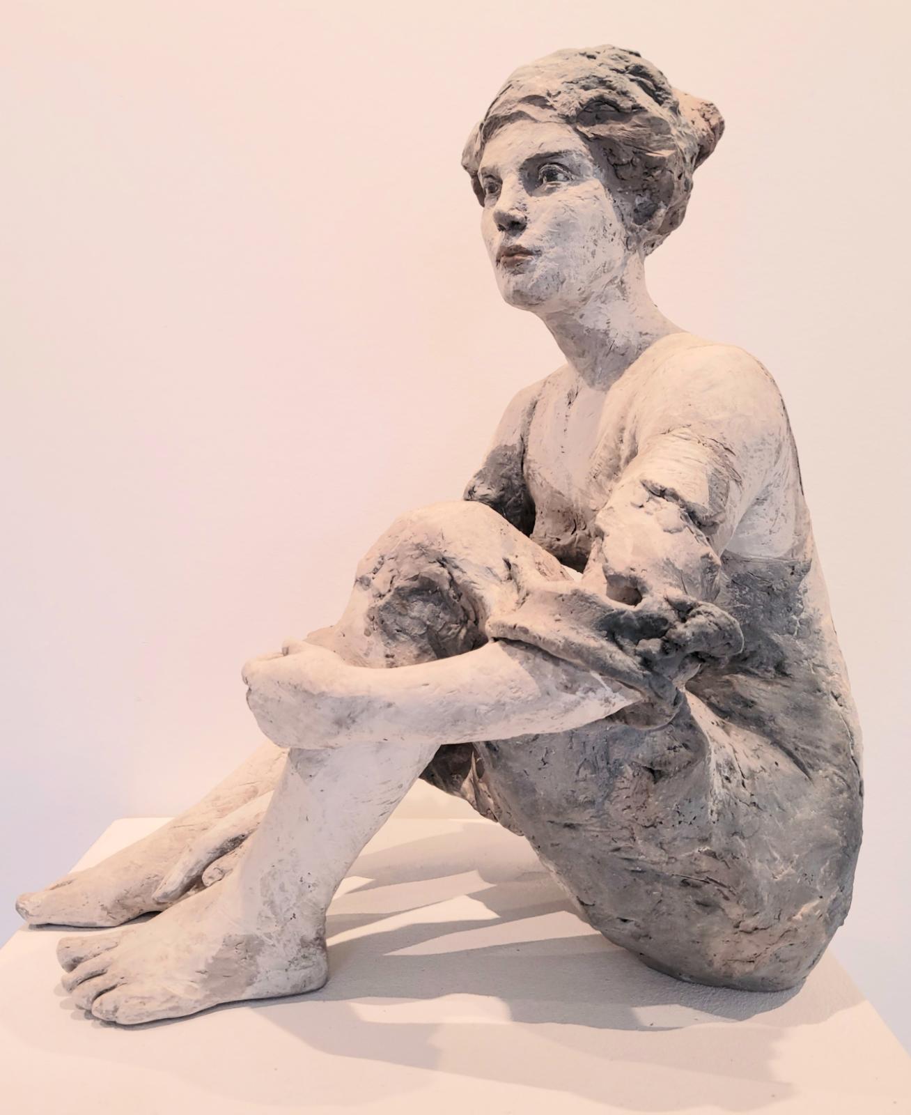 Silvia Siemes, Bleiben, Warten, Ansicht 1, 2022, Terrakotta, Höhe: 51 cm, Preis auf Anfrage, SüdWestGalerie