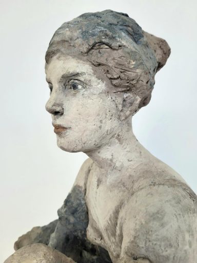 Silvia Siemes, Bleiben, Warten, Ansicht 1, 2022, Terrakotta, Höhe 51 cm, Preis auf Anfrage, SüdWestGalerie, Ausschnitt