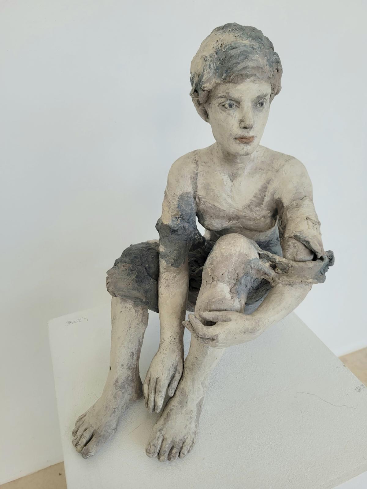 Silvia Siemes, Bleiben, Warten, Ansicht 2, 2022, Terrakotta, Höhe 51 cm, Preis auf Anfrage, SüdWestGalerie