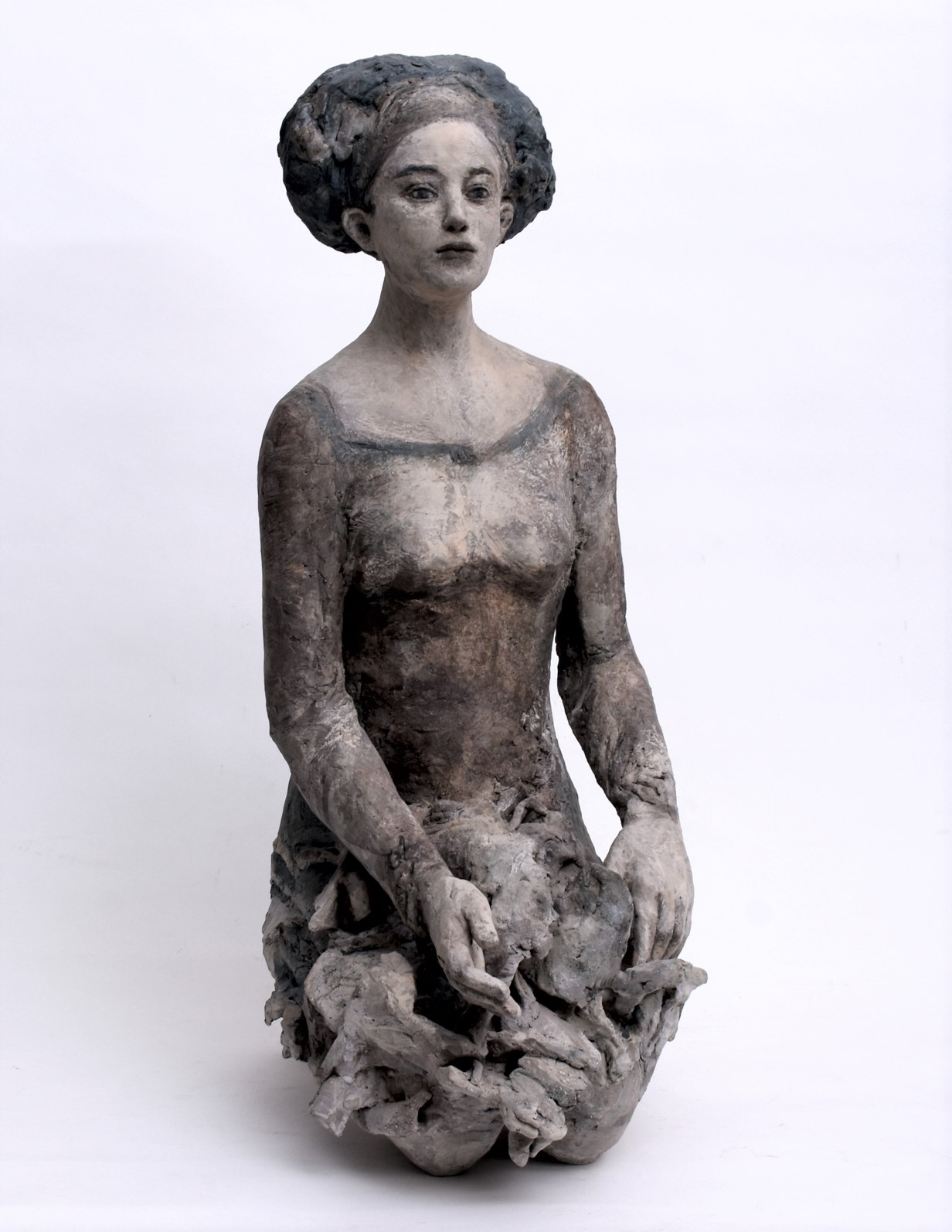 Silvia Siemes, Große Sitzende, 2019 Terrakotta gebrannt, Höhe 87 cm, Preis auf Anfrage, Galerie Cyprian Brenner