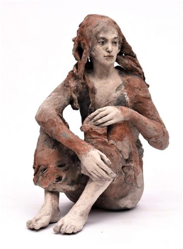 Silvia Siemes, Große Sitzende, 2021, Terrakotta gebrannt, Höhe 72 cm, Galerie Cyprian Brenner