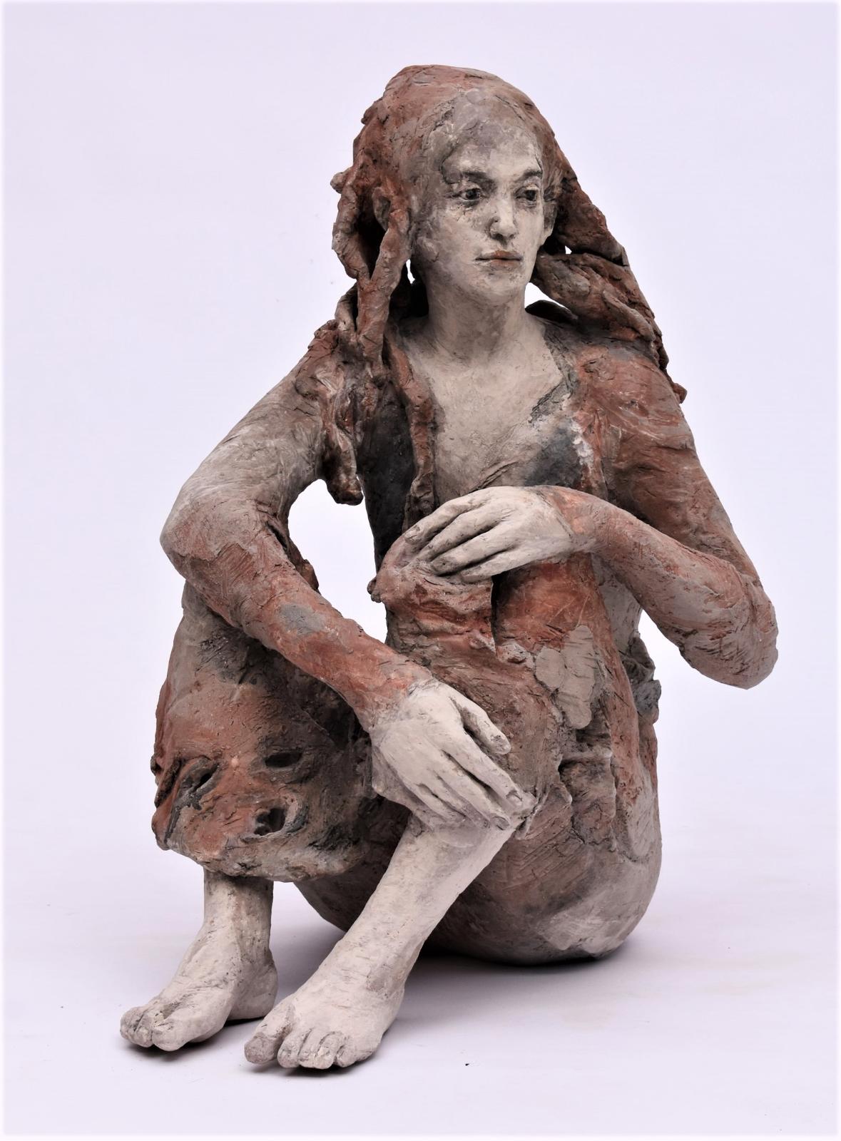 Silvia Siemes, Große Sitzende, 2021, Terrakotta gebrannt, Höhe 72 cm, Galerie Cyprian Brenner