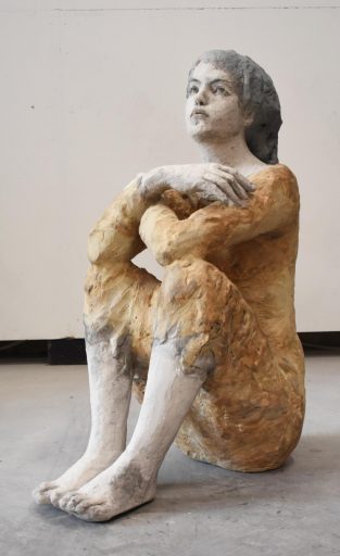 Silvia Siemes, Bleiben/Warten (2804) (Seitenansicht), 2022, Terrakotta, engobiert, Höhe: 74 cm, derzeit nicht verfügbar, Galerie Cyprian Brenner