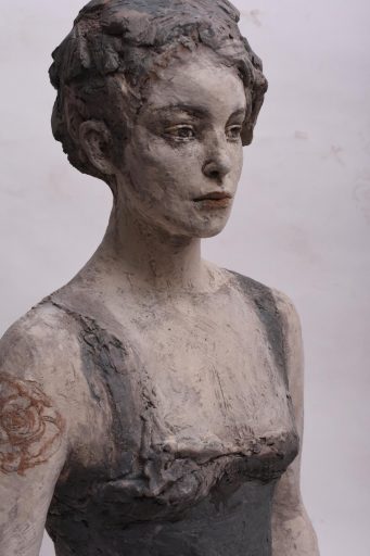 Silvia Siemes, Bleiben, Warten (Rose), Detail 2, 2020, Terrakotta, engobiert, Höhe: 88 cm, Galerie Cyprian Brenner, VERKAUFT!