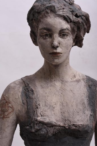 Silvia Siemes, Bleiben, Warten (Rose), Detail 1, 2020, Terrakotta, engobiert, Höhe: 88 cm, Galerie Cyprian Brenner, VERKAUFT!