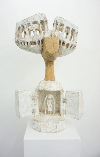 Klaus Hack, Pieta - Altar, 2007/2020, Linde teilweise weiß gefasst, aufgeklappt, 67 x 38,5 x 20,5 cm, Preis auf Anfrage