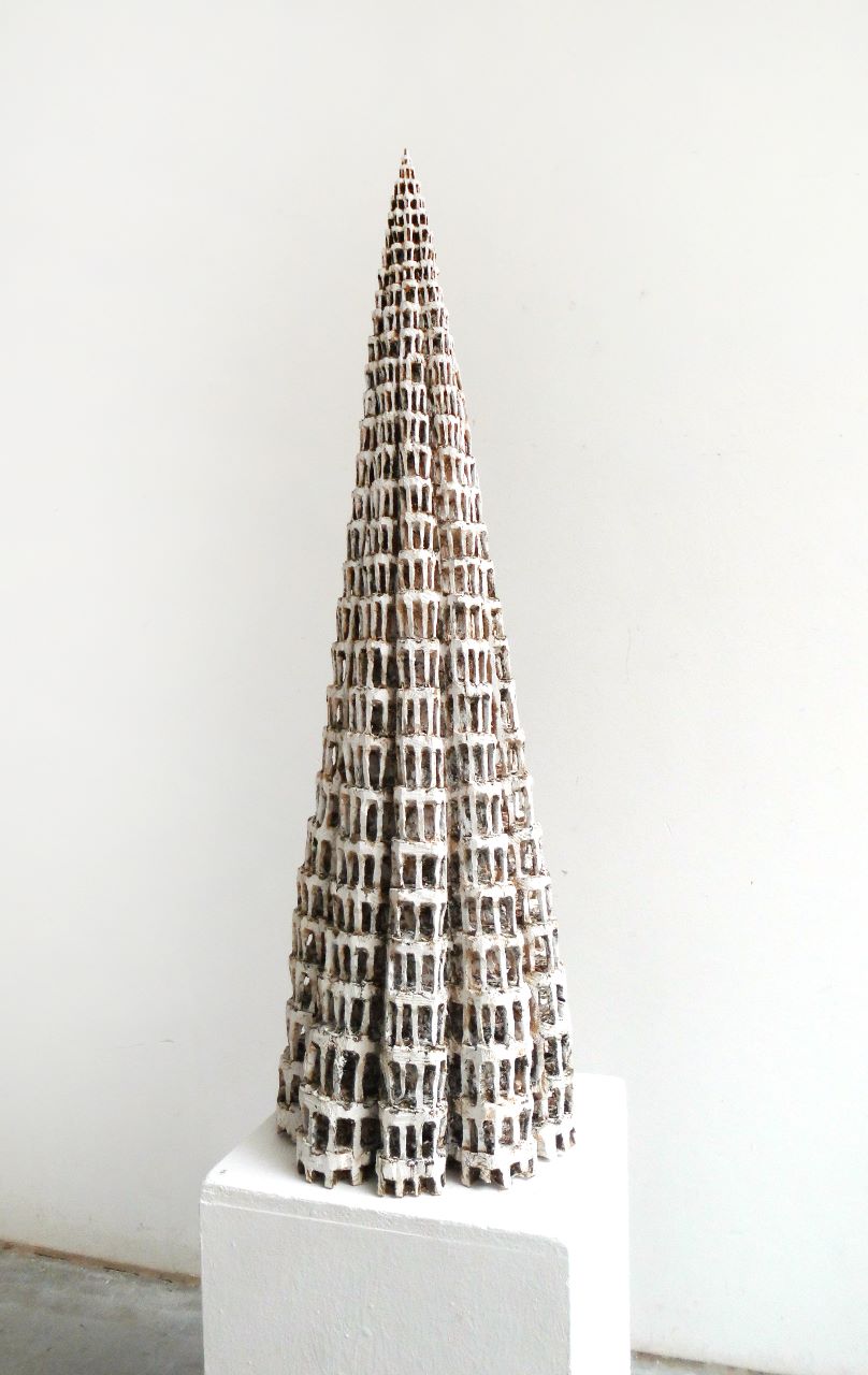 Klaus Hack, Babelturm, Linde, weiß gefasst, 116 cm x 38,5 cm x 35 cm