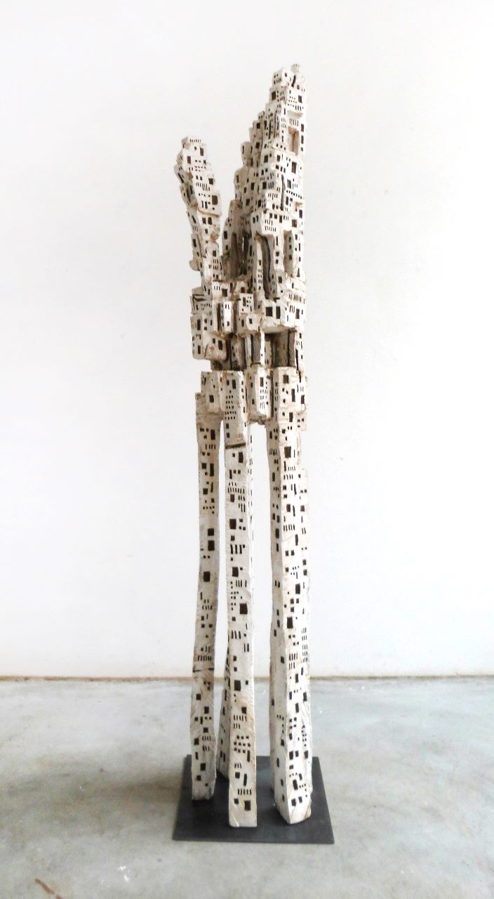 Klaus Hack , Kubistischer Babelturtm 1, 2015, Lindenholz, weiß gefasst, 188,5 cm x 25 cm x 31 cm, auf Eisenplatte montiert