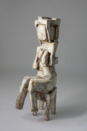 Klaus Hack, sitzende Figur, 2013, Holz weiß gefasst, 123,5 cm x 56 cm x 34 cm, Preis auf Anfrage