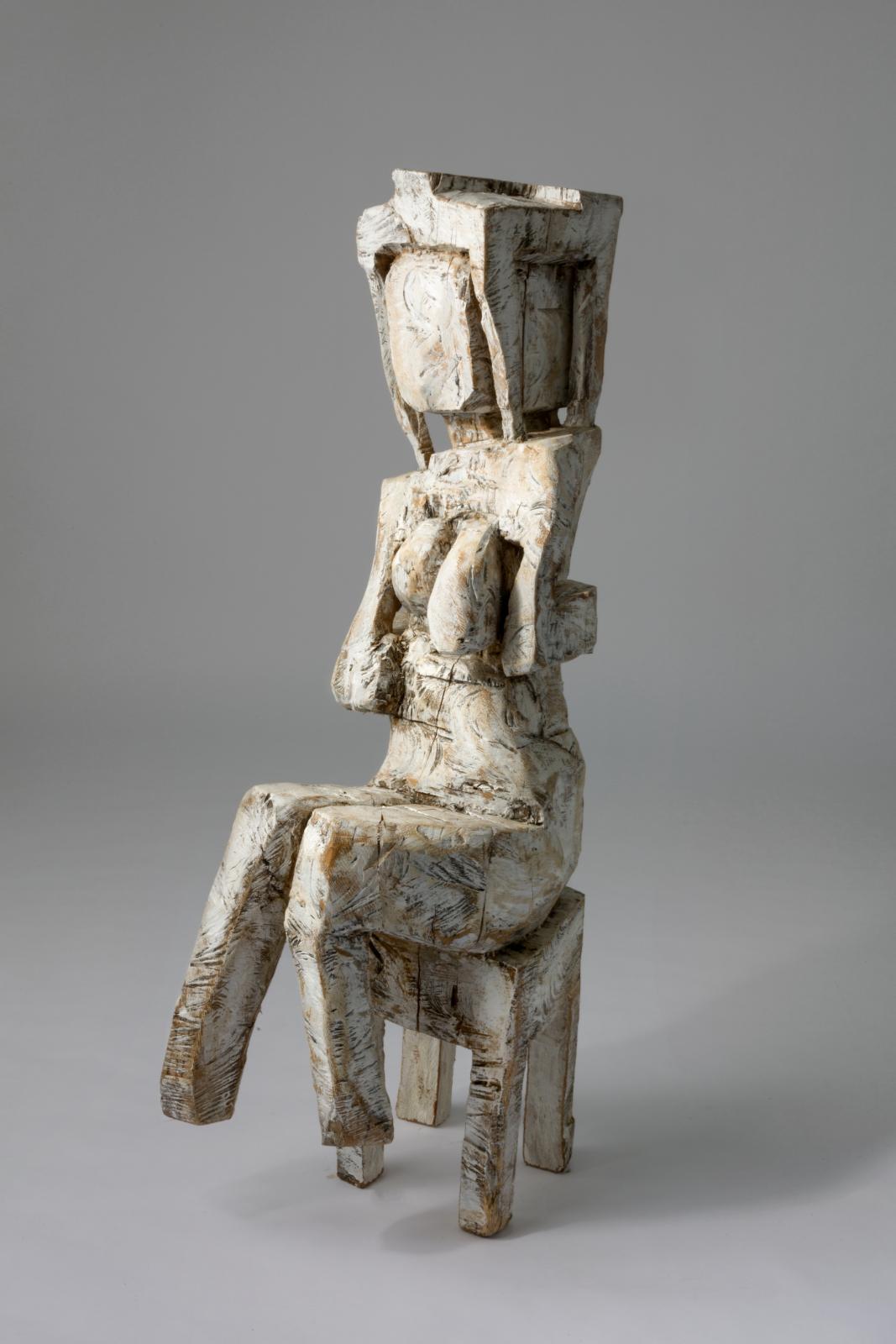 Klaus Hack, sitzende Figur, 2013, Holz weiß gefasst, 123,5 cm x 56 cm x 34 cm, Preis auf Anfrage, Galerie Cyprian Brenner