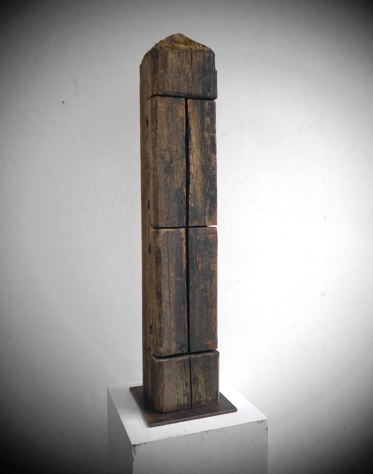 Klaus Hack, Altar - Figur, 2024 - 2025, geschlossener Zustand, Fichte, 113,5 cm x 19,5 cm x 17,2 cm, auf Eisenplatte montiert, Preis auf Anfrage, Galerie Cyprian Brenner