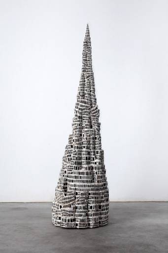 Klaus Hack, Babel 2, 2015, Holz weiß gefasst, 202 cm x 57 cm x 58 cm, Preis auf Anfrage