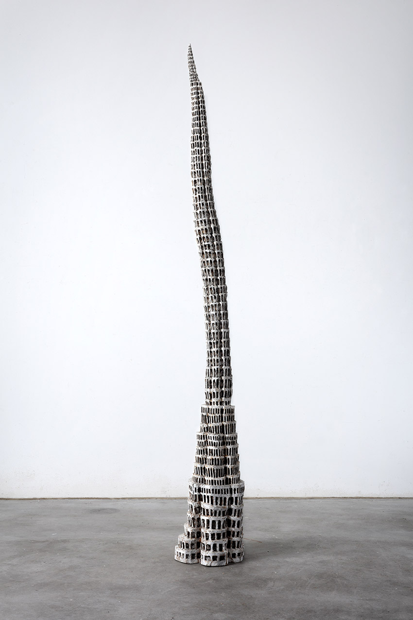 Klaus Hack, Babelturm, 2009, Holz weiß gefasst, 256 cm x 36,5 cm x 34 cm, verkauft!