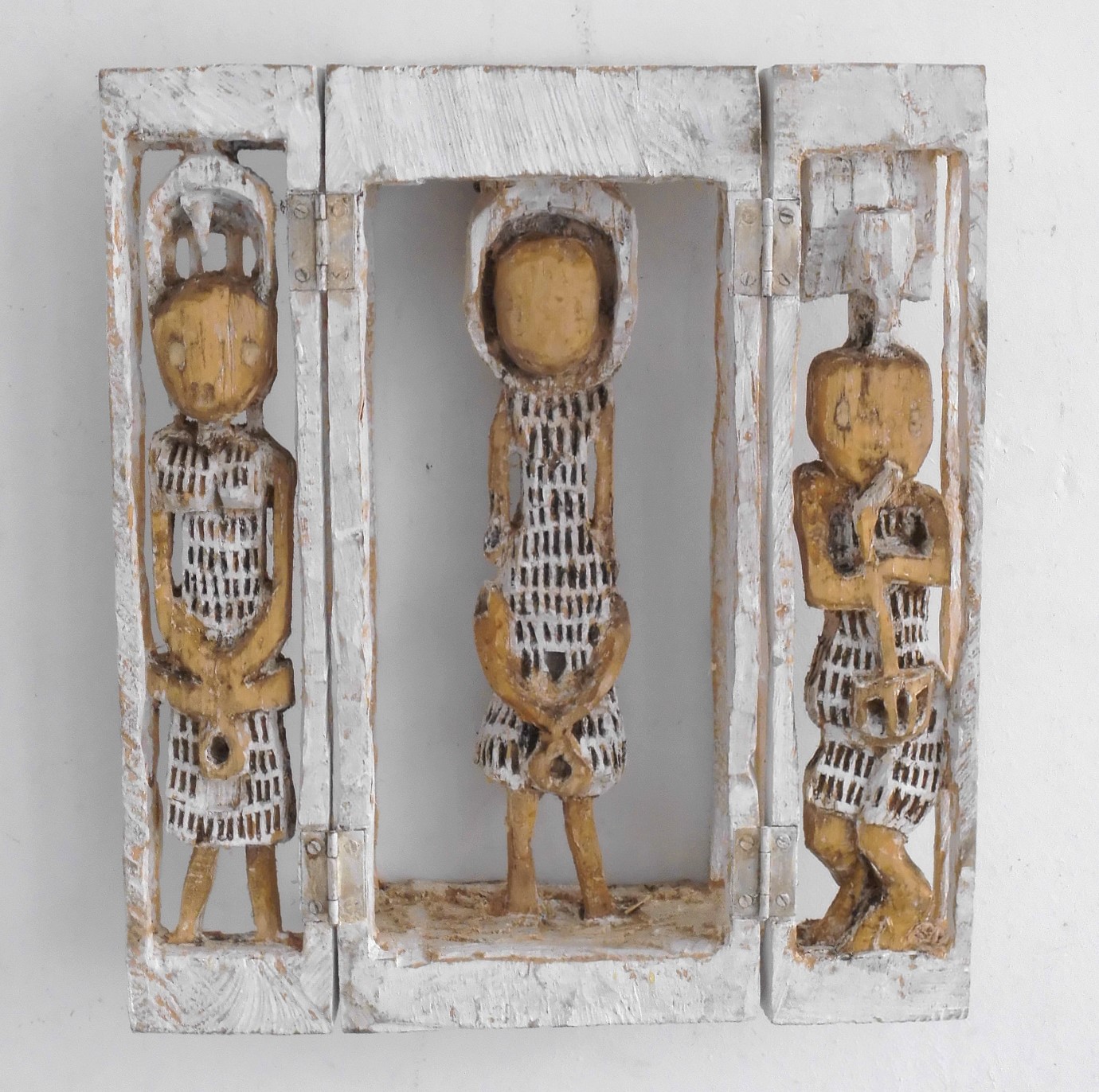 Klaus Hack, Die drei Grazien, Altar zweiflügelig, 2011, Linde teilweise weiss gefasst, geöffnet 39,6 cm x 35,5 cm x 10,5 cm, Preis auf Anfrage, Galerie Cyprian Brenner