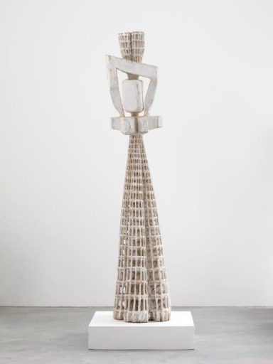 Klaus Hack, Die Königin, 2001 / 2002, Holz weiß gefasst, 259 cm x 48 cm x 55 cm, Preis auf Anfrage