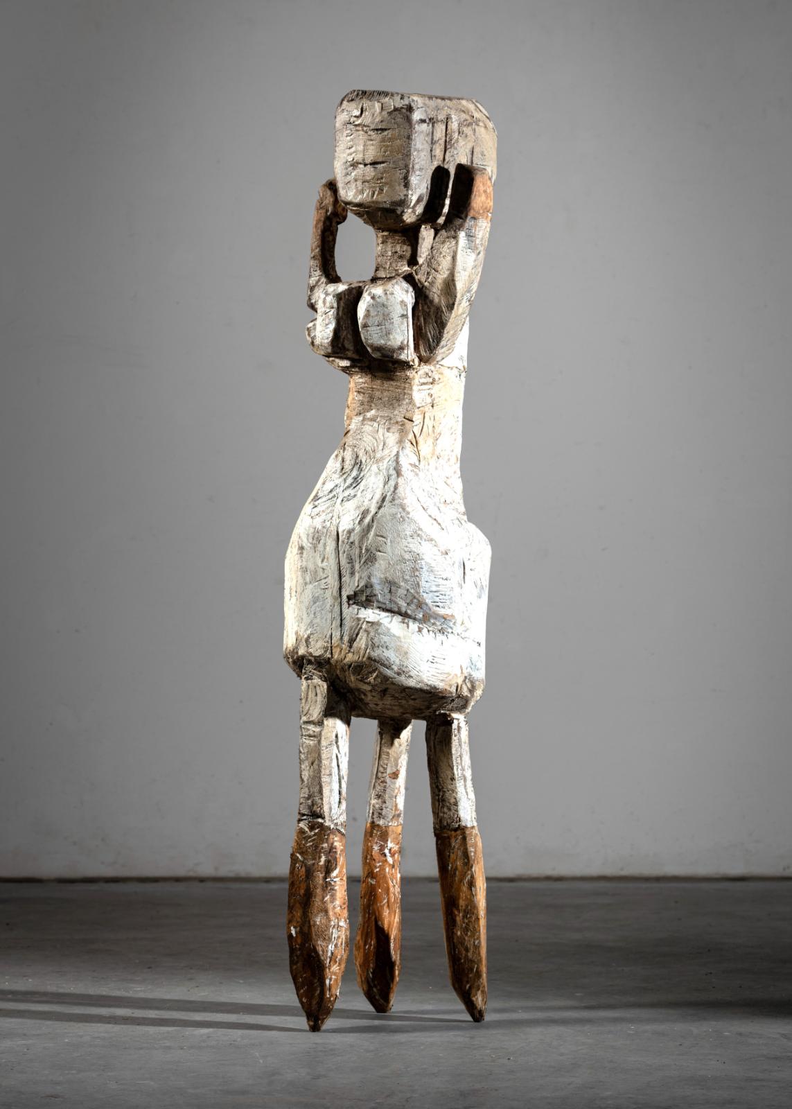 Klaus Hack, Frau Freud, 2021, 2023, Kirsche, teilweise weiß gefasst, 124 cm x cm 28 cm x 26 cm, Preis auf Anfrage, Galerie Cyprian Brenner