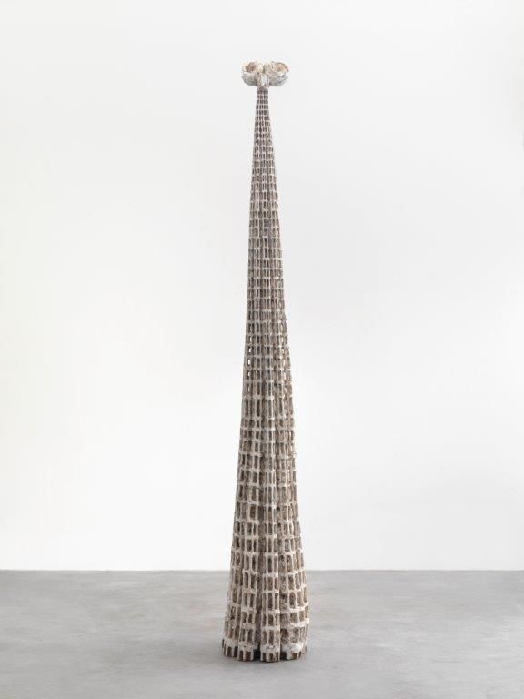 Klaus Hack, Ohrboten - Turm, 2011 / 2012, Holz weiß gefasst, 301 cm x 48 cm x 46 cm, Preis auf Anfrage