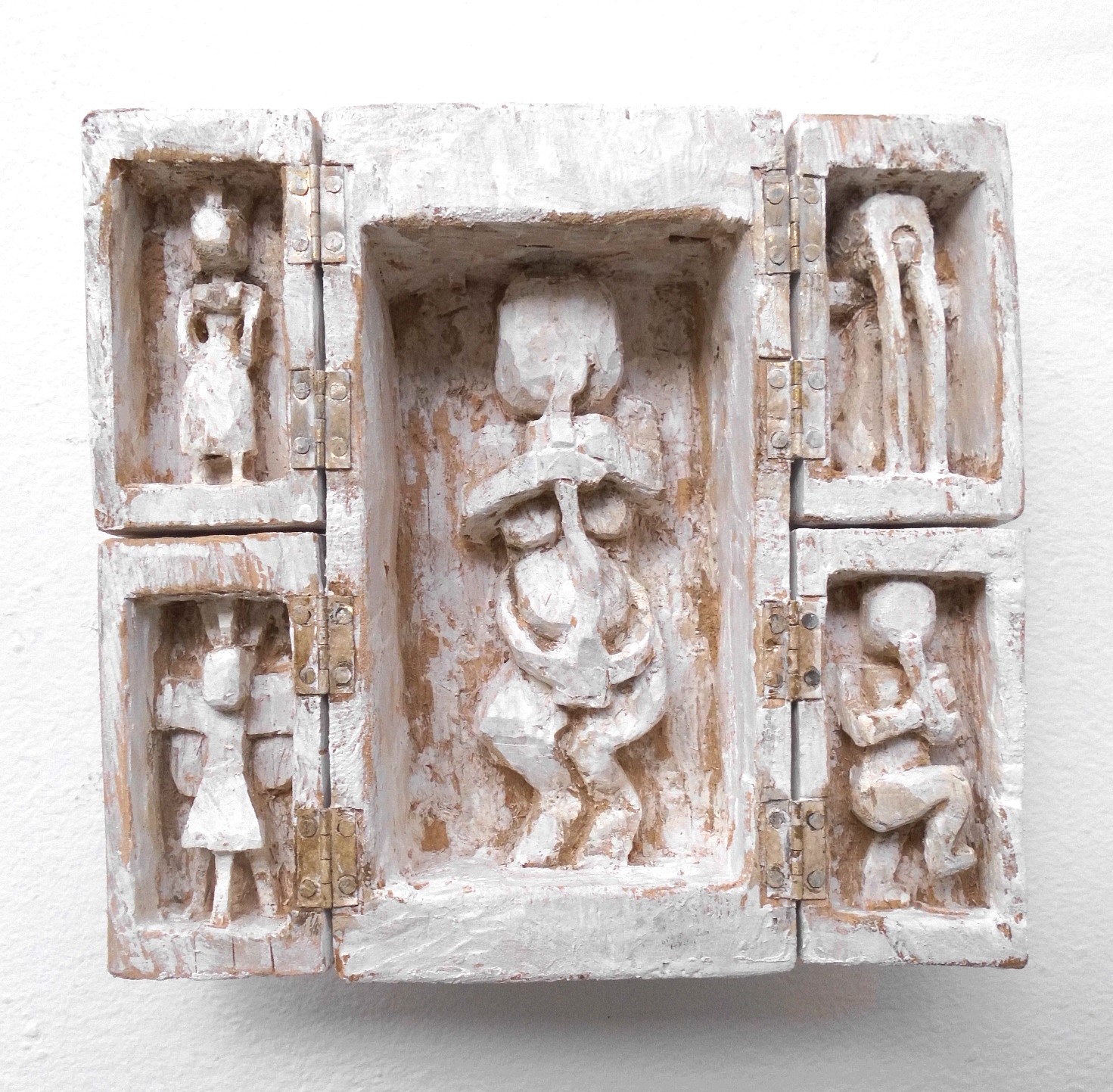 Klaus Hack, Orakel -Altar, 2023, 2024, vierflügelig, Linde, weiss gefasst, aufgeklappt 18,3 cm x 19,6 cm x 6 cm, Preis auf Anfrage, Galerie Cyprian Brenner