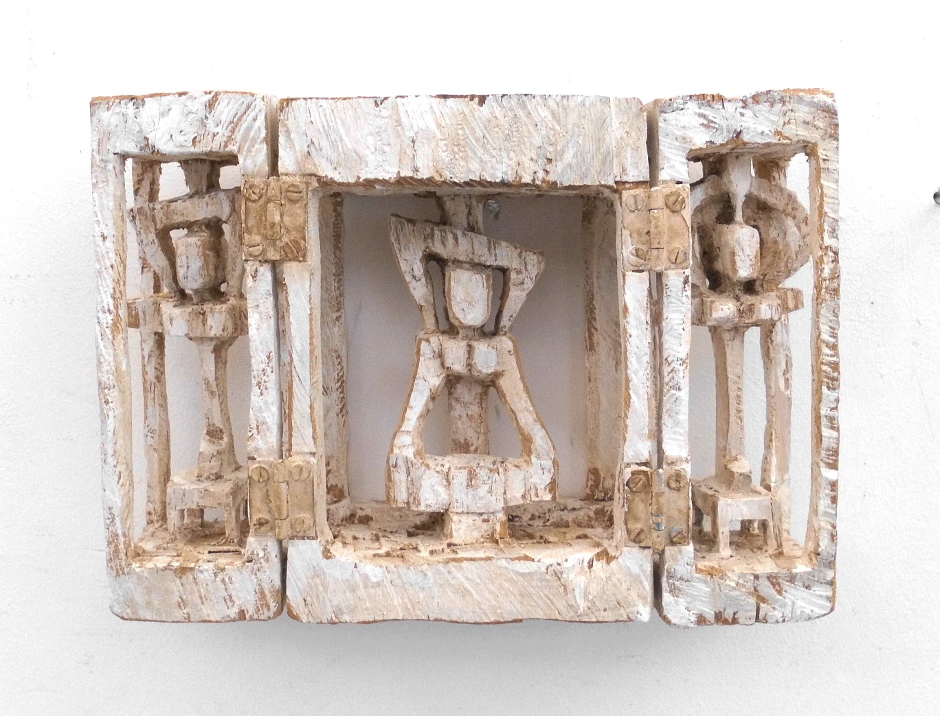 Klaus Hack, Reisealtar - Die Weihe, 2017, Eiche, weiss gefasst, aufgeschlagen 17 cm x 24 cm x 7 cm, Preis auf Anfrage, Galerie Cyprian Brenner