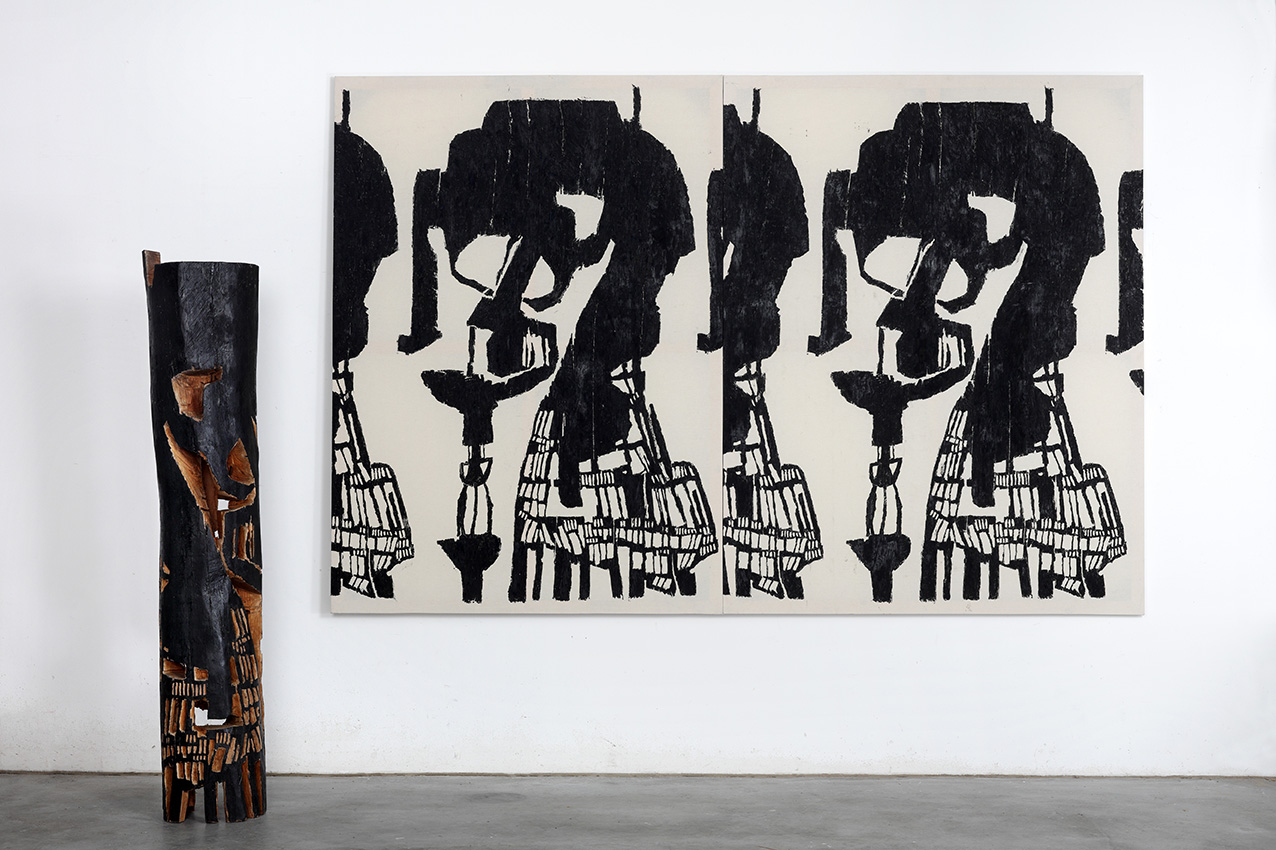 Klaus Hack, Schreikleid, 2015, Druckstock, Holz, 171,5 cm x 35 cm x34 cm, Zwei Drucke auf Leinwand, 181,5  cm x 132,5 cm, 181,5 cm x 142,5 cm